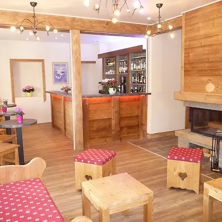 Chalet-hotel Le Beausoleil, The Originals Relais ホテル Fontcouverte-la-Toussuire
